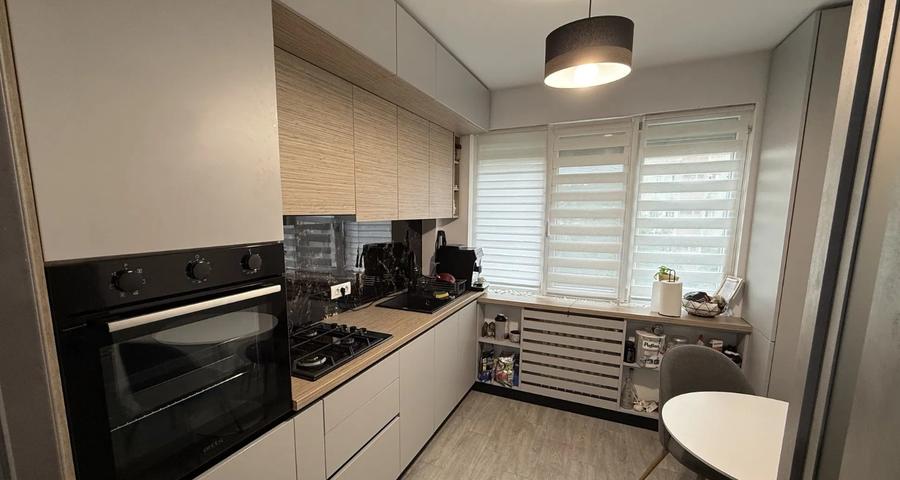 Apartament cu 3 camere decomandat, etaj intermediar, zona Alexandru cel Bun