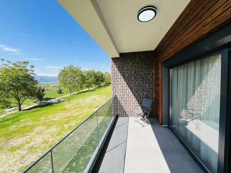 Garsonieră decomandată, cu balcon,  jaluzele electrice, la etajul 1