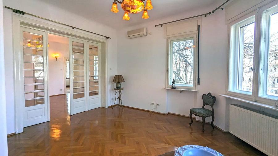 Apartament cu 6 camere si terasa, in vila Art Deco, in Capitale!