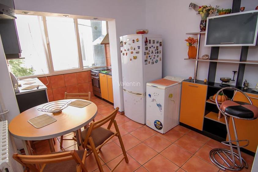 Vand apartament strada Rozelor cu 2 camere, decomandat, situat la etajul 3 - 8