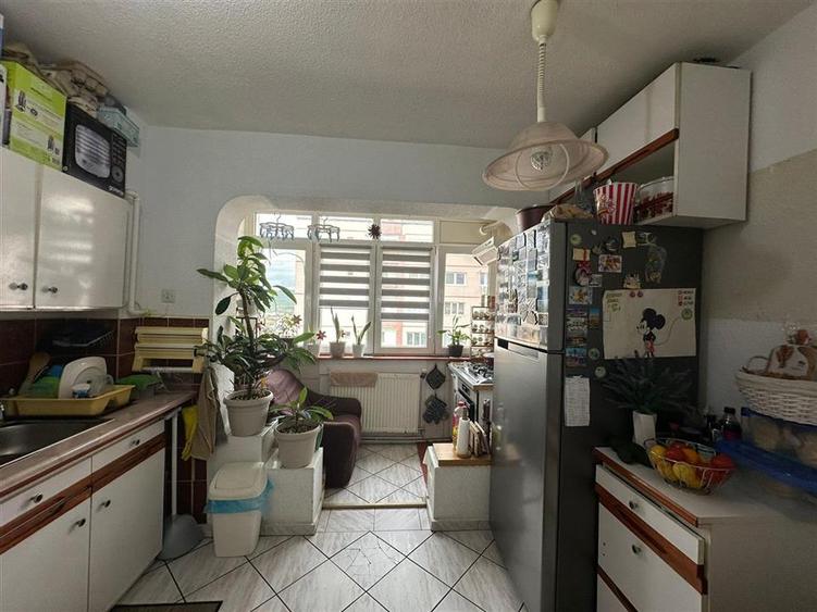 Apartament 3 camere decomandat zona Vasile Aaron