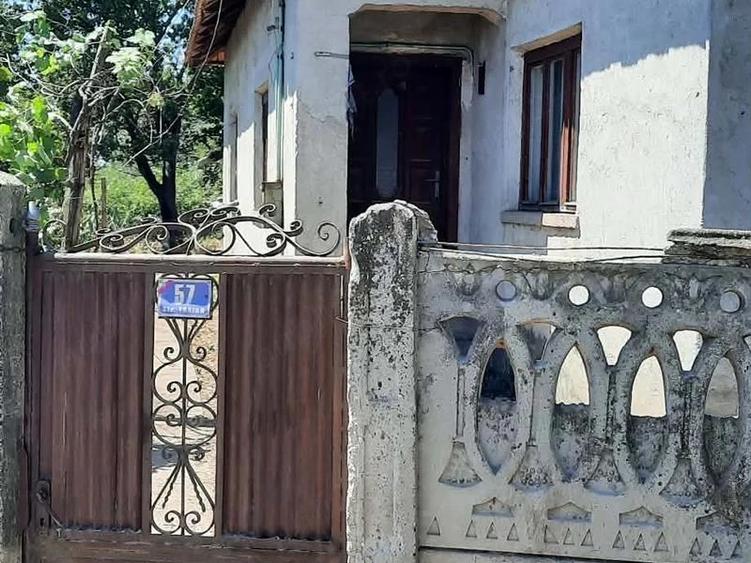 Casă de vânzare + teren intravilan 25 ari (2500mp) Motăței, Dolj
