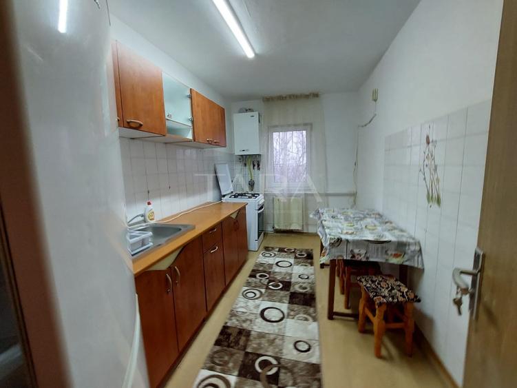 Apartament cu 3 camere decomandat de vanzare, zona Calea Florești.