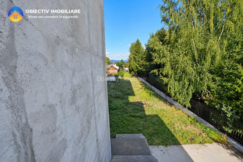 Casă P+2E din cărămidă, 549 mp, teren 1.400 mp, construcție 2021, Roznov