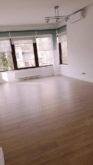 Imobil birouri singur curte, 8 camere.D+P+2, cu locuri de parcare in fața