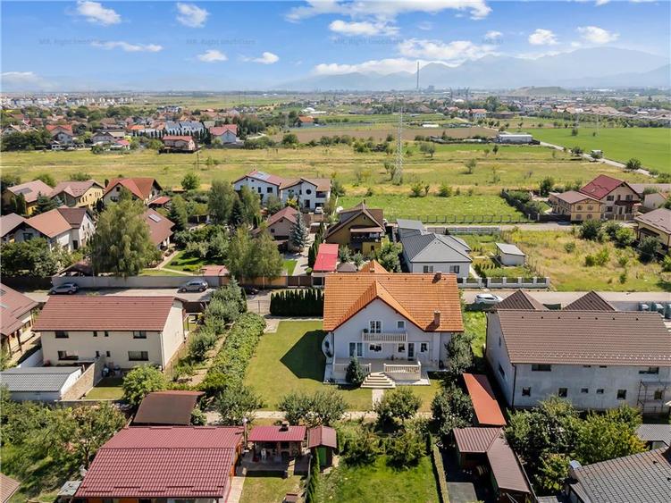 Vila / Casa superba cu 5 camere zona | 1032 mp teren |  Sanpetru Brasov