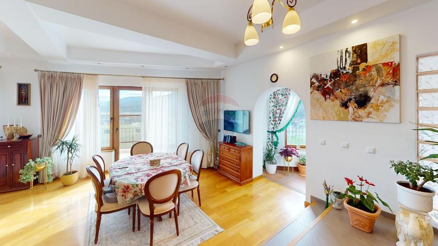 Casă / Vilă de Lux cu 5 camere de vânzare