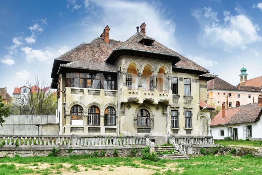 Vila interbelica isi asteapta cu speranta tacuta noul proprietar