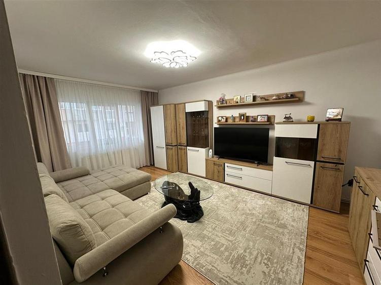 Apartament 3 camere decomandat 2 bai pivnita zona Turnisor