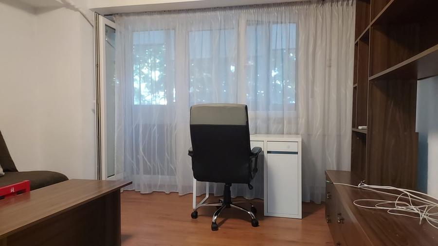 Titulescu, scoala 3, 3 camere decomandat, 80 MP ,loc parcare, etaj 1, 500 euro
