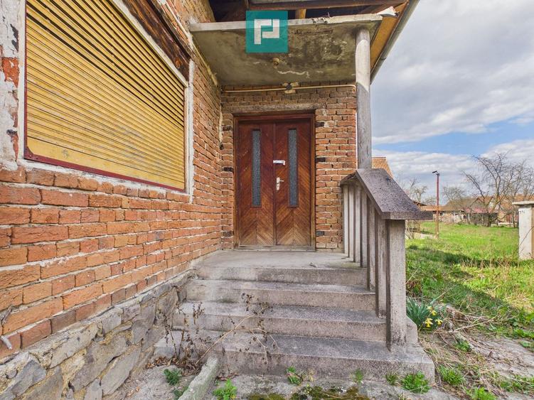 Casă cu teren de 1800 mp, în Buteni, Arad