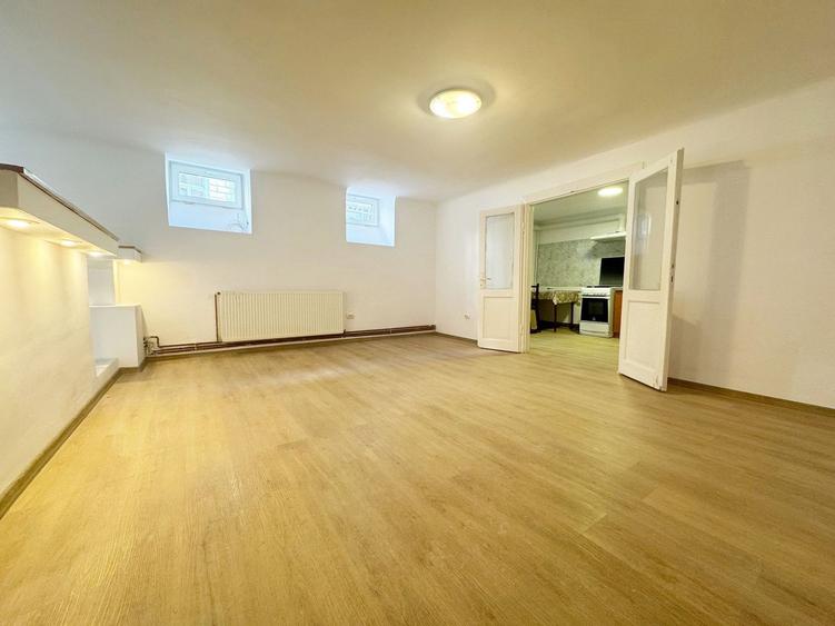 Apartament la demisol 60 mp utili - Str Einstein - Central