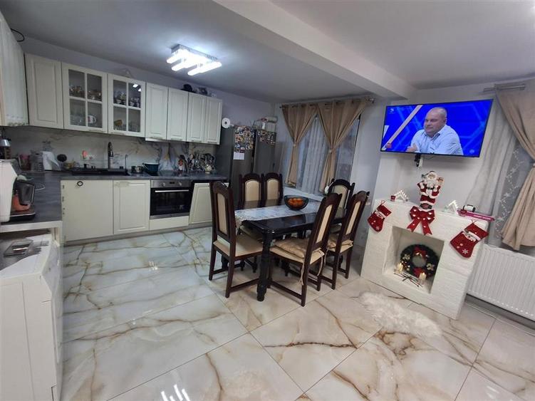 Casa individuala 3 camere 2 bai curte si garaj - zona Talmaciu