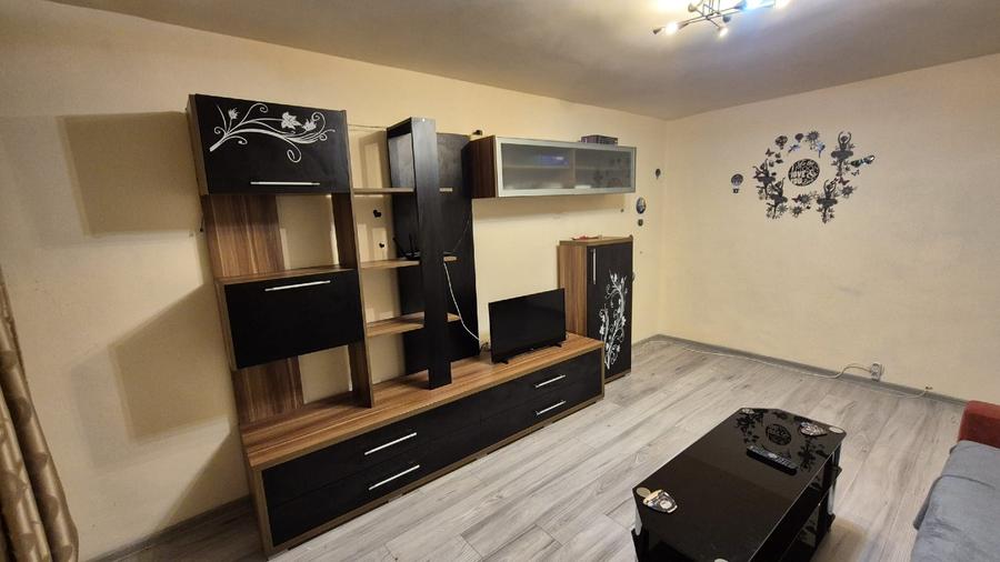 Inchiriez apartament doua camere in Micalaca zona 300