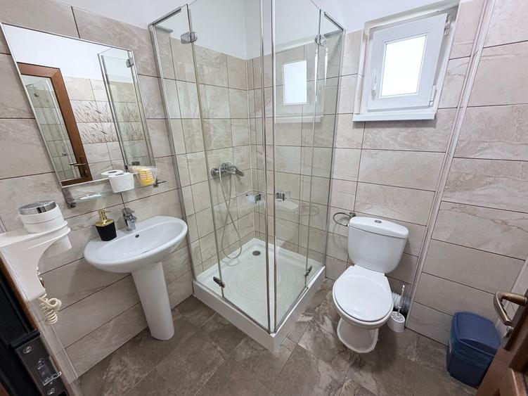 Vânzare unitate hotelieră la cheie - 770 mp. 18 camere. Lift. Parcari