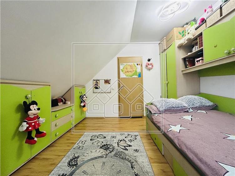 Ap cu 3 camere, 81 mp utili, tip mansarda, Zona Cedonia