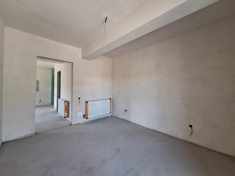 Apartament cu 3 camere semifinisat, cu CF, balcon, zona Terra