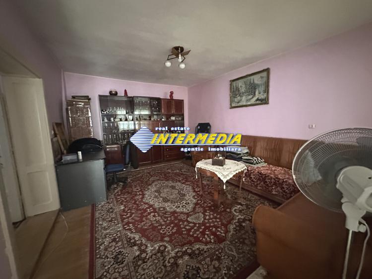Proprietate 2 case curte pavata Teren 700 mp Hotel CETATE gard utilitati