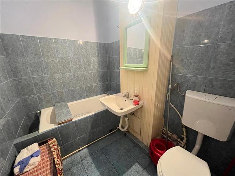 Apartament 2 camere decomandat balcon pivnita zona Vasile Aaron