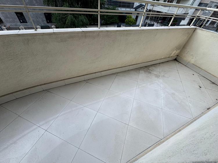 Inchiriere vila etajele 1+2+M Cotroceni metrou spital Eroilor imobil 2002