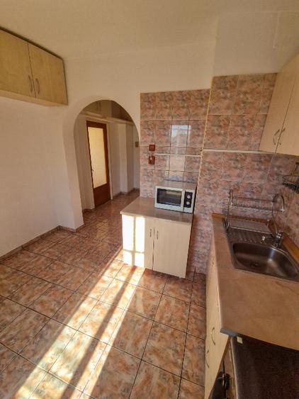 Direct proprietar - Garsoniera spatioasa, decomandata, Piata Muncii la metrou