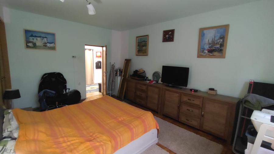 Vand apartament 3 camere in vila, cartierul Dambul Rotund