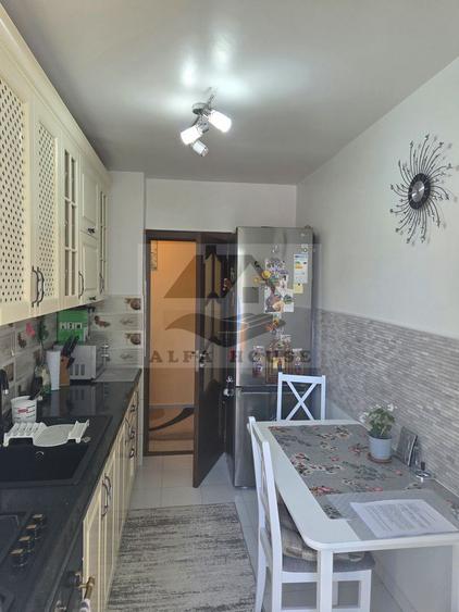 Apartament cu trei camere, zona Noua, 54 mp