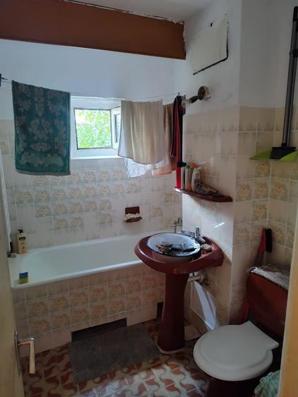 Apartament cu 3 camere decomandate in zona Calea Lipovei