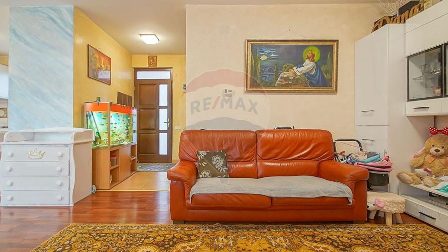 Casă / Vilă cu 4 camere de vânzare în zona Tractorul
