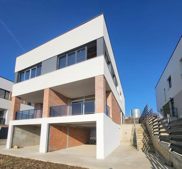 Casa tip dulpex 160 mp, teren 280 mp, parcare Iris