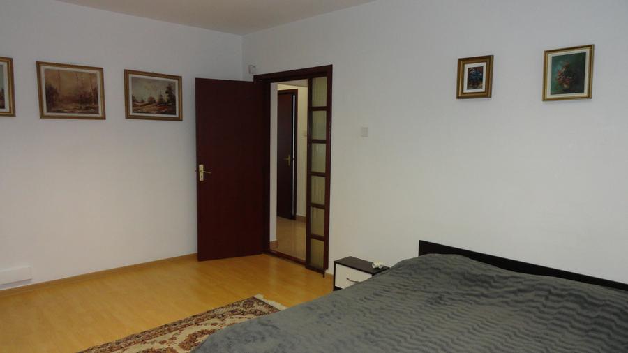 Apartament cu 3 camere, amenajat cu 3 dormitoare, zona centrala