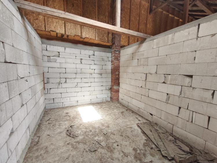 Duplex la rosu, 4400 mp teren, Siret