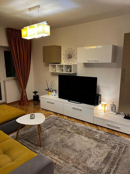 Apartament 3 camere decomandate, 2 bai, etajul 1, zona strazii Bucuresti