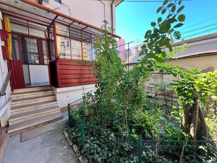 Apartament spatios cu 3 camere | 83 mp + veranda + curte | Ultracentral