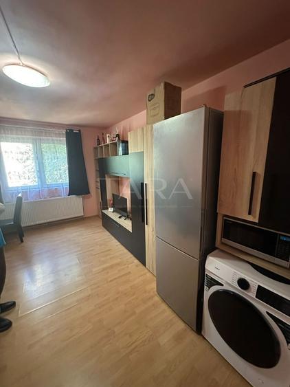 Garsonieră decomandată, 22 mp, renovată, etaj 1, centrală proprie.