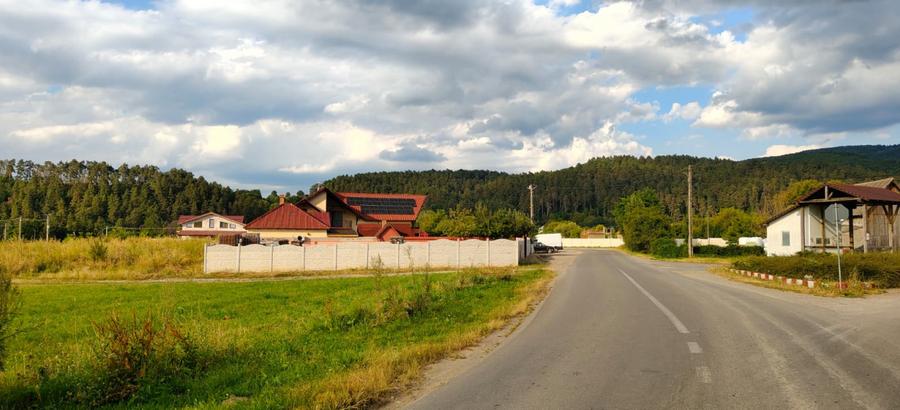 Teren ingradit langa casa locuita la intrare in Teliu