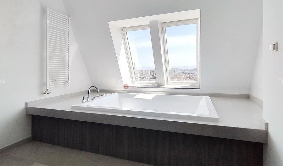 Priveliste Panoramica Spre Oras Si Masivul Tampa - 28