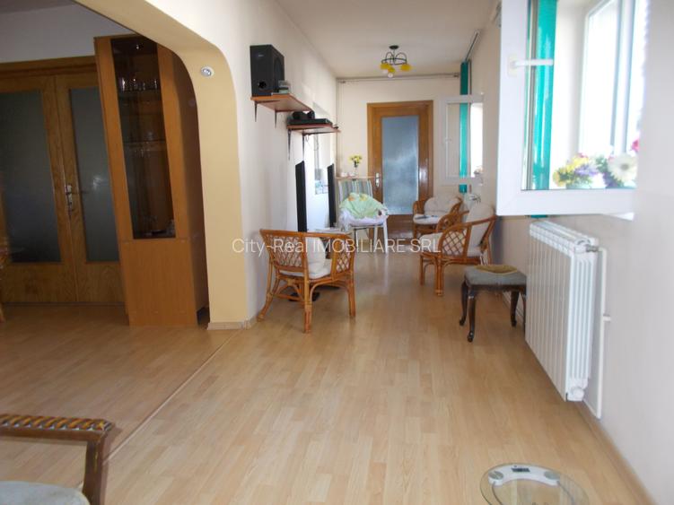 Casa 6 camere, pod 100 mp ,ICIL, pe colt,3  intrari ,2 centrale gaze ,5 bai - 10