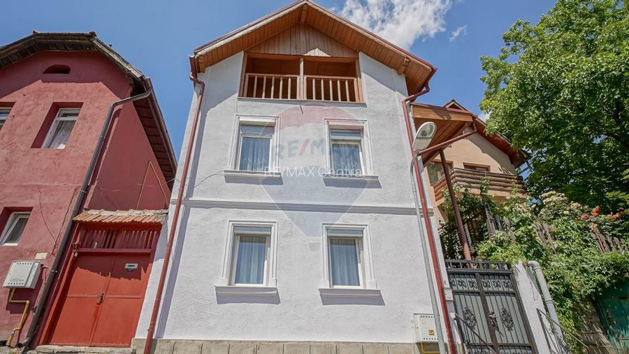Casă falnică, curte individuală, langă Piața Unirii, în inima Scheilor - 32