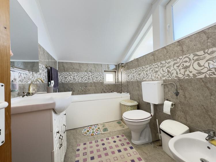 Casa/vila si cladire de birori in orasul Bacau - de vanzare