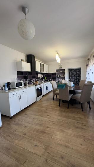 Casă P+M de vânzare – Zona Trocadero, zona centrala - 2