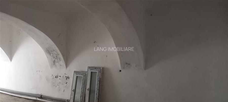 Spatiu Comercial Ultracentral la demisol cu parcare proprie - 2