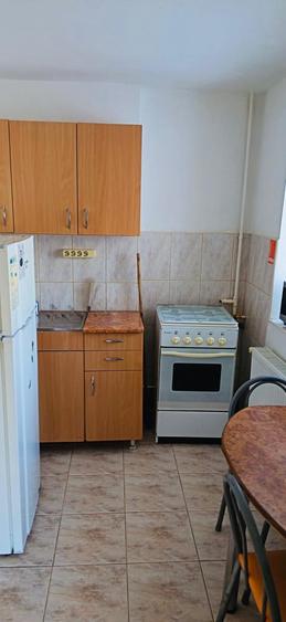 Apartament 2 camere de închiriat, ideal studenti, etaj 2,zona Bulevard