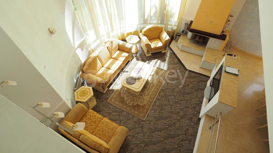 Vila spatioasa, partial mobilata cu acces facil - 3