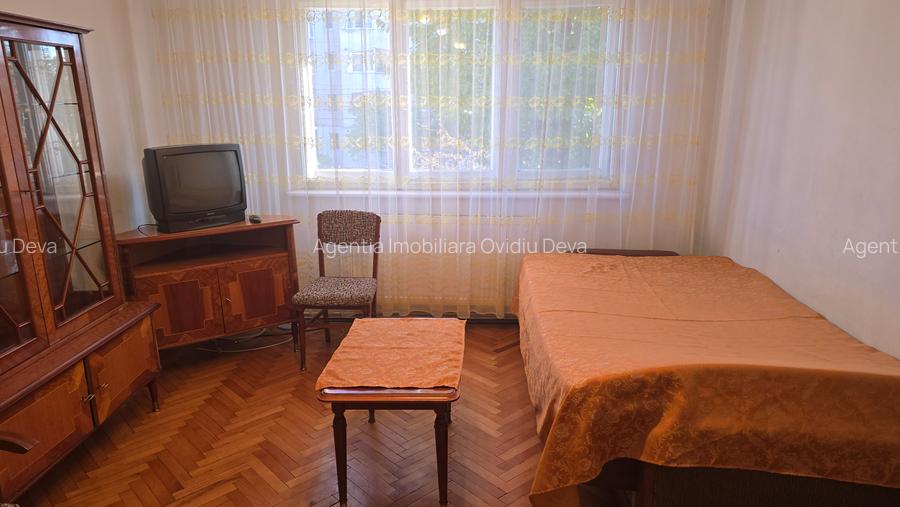 Vand apartament 2 camere semidecomandat in Deva, etaj 1 - 2