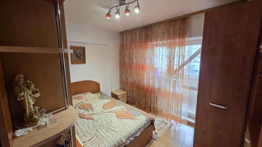 Apartament 3 camere DECOMANDAT , Zona Cug-Rond Vechi !!!