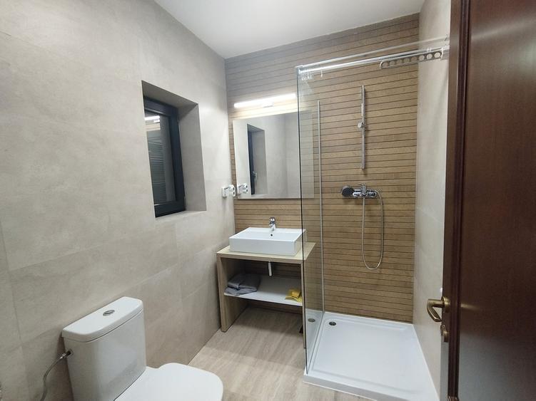 3 camere decomandat, bloc nou, curte proprie 30 mp, boxa 25 mp, zona Tineretului