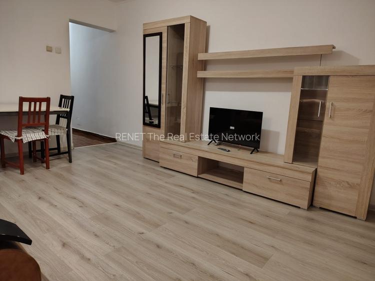 Eroii Revolutiei, doua minute metrou - 2