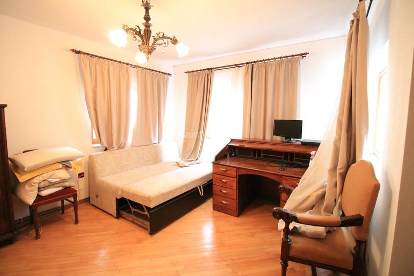 Vila cu 6 camere + 2 case + bazin inot+ 5.934 mp teren  com. Chichis - 5