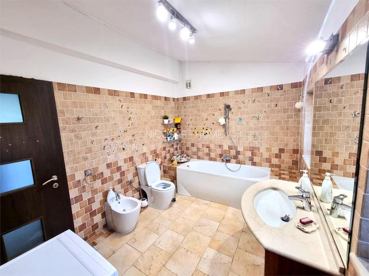 Chitila langa Lacul cu Nuferi si Padure - 19